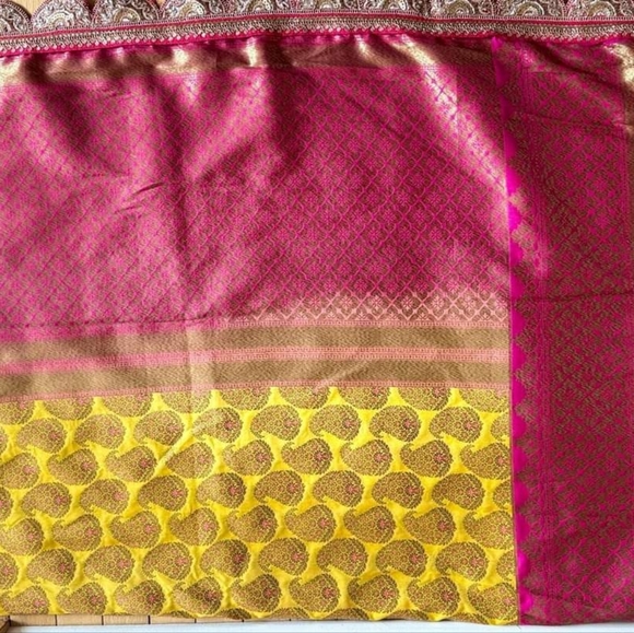 Beautiful Benaras grand yellow benaras brocade silk saree w/Rani pink border - Picture 9 of 10